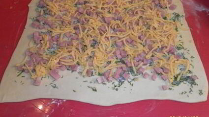 слойки-рулетики с зеленью, ветчиной и сыром