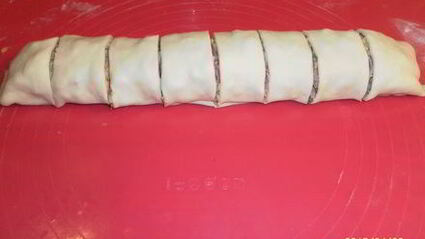 слойки-рулетики с зеленью, ветчиной и сыром