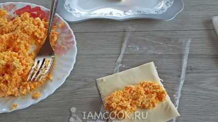 сырные рулетики с пикантной начинкой