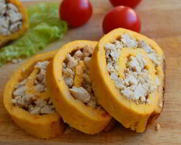 Тыквенно-яичный рулет с куриной начинкой