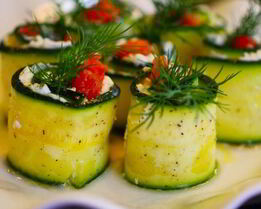 Закусочные рулетики из цукини с семгой