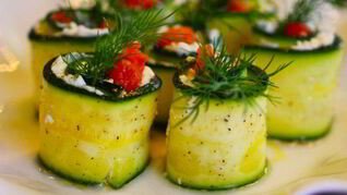 Закусочные рулетики из цукини с семгой