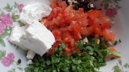 шампиньоны, фаршированные помидором и шпинатом