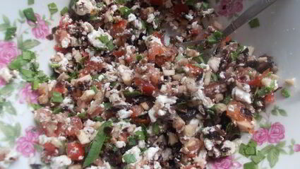 шампиньоны, фаршированные помидором и шпинатом