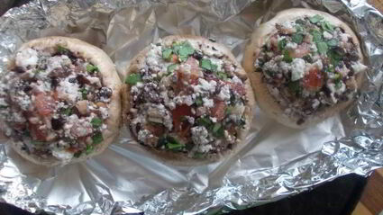 шампиньоны, фаршированные помидором и шпинатом