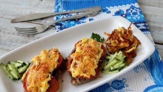 Свинина грибы помидоры сыр в духовке