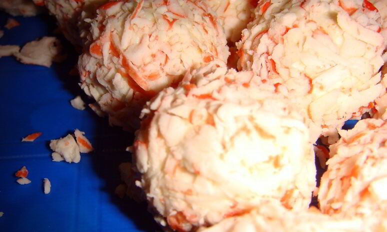 Рецепт сырные шарики с крабовыми палочками и маслинами