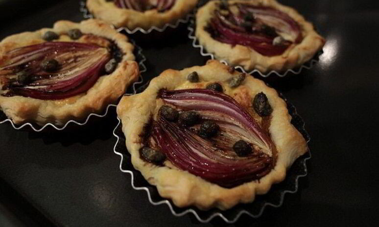 Рецепт тарталетки с красным луком и сырным соусом