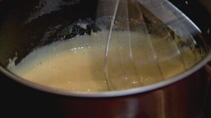 тарталетки с красным луком и сырным соусом