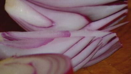 тарталетки с красным луком и сырным соусом