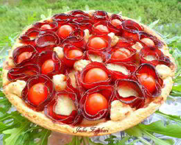 Лимонный тарт с помидорками черри, моцареллой и бастурмой