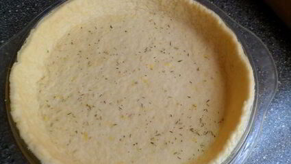 лимонный тарт с помидорками черри, моцареллой и бастурмой