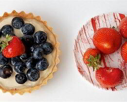 Маленькие тарты из песочного теста с творожным кремом и ягодами