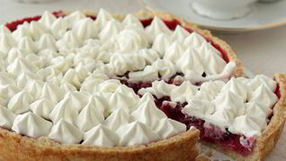 Тарт с брусникой и нежным кремом с белым шоколадом