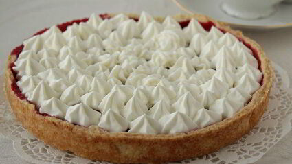 тарт с брусникой и нежным кремом с белым шоколадом