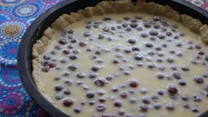 тарт с брусникой и запеченным ганашем из белого шоколада