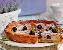 Тарт с ежевикой и сметанной заливкой