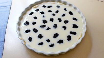 тарт с ежевикой и сметанной заливкой