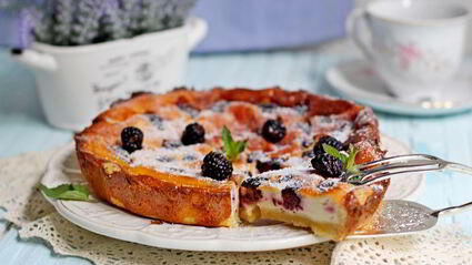 тарт с ежевикой и сметанной заливкой