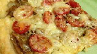 Тарт с луком порей и помидорами черри