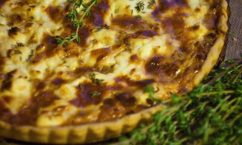 Рецепт тарт с луком, тимьяном и козьим сыром