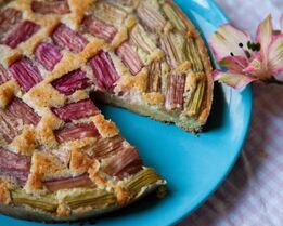 Тарт с ревенем и миндалем