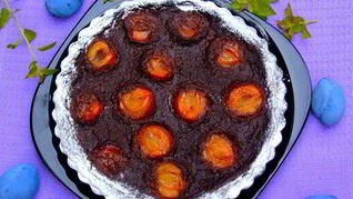 Тарт с шоколадным кремом и сливами