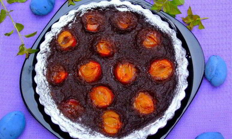 Рецепт тарт с шоколадным кремом и сливами