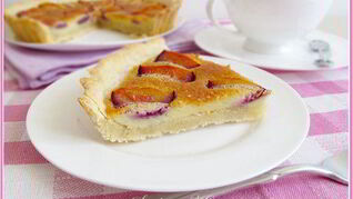 Тарт со сливами и марципановой заливкой