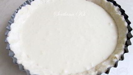 тарт со сливами и марципановой заливкой