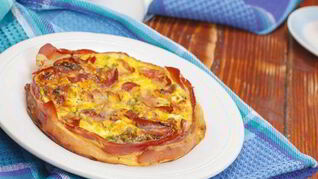 Тарт татен с грибами, зеленой фасолью и беконом