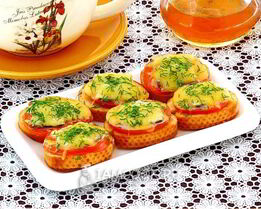 Тартинки с помидором, килькой и сыром