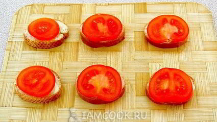 тартинки с помидором, килькой и сыром