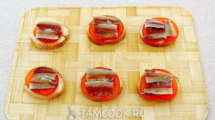 тартинки с помидором, килькой и сыром