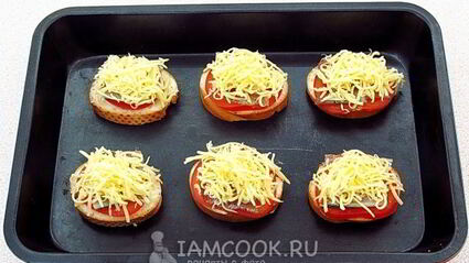 тартинки с помидором, килькой и сыром