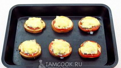 тартинки с помидором, килькой и сыром