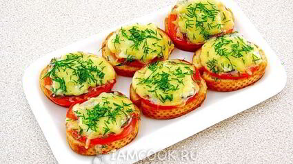 тартинки с помидором, килькой и сыром