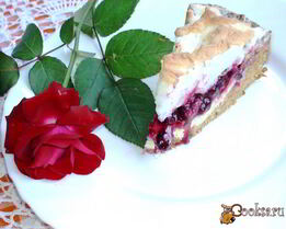 Творожной тарт со смородиной и мягкой меренгой