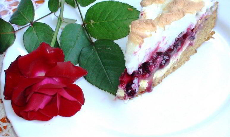 Рецепт творожной тарт со смородиной и мягкой меренгой