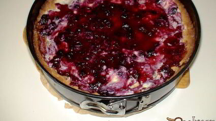 творожной тарт со смородиной и мягкой меренгой