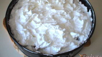 творожной тарт со смородиной и мягкой меренгой