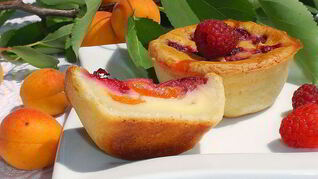 Творожные заливные корзиночки с абрикосами и малиной