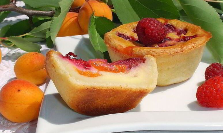 Рецепт творожные заливные корзиночки с абрикосами и малиной