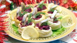 Волованы со свеклой и сельдью