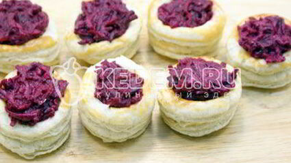 волованы со свеклой и сельдью