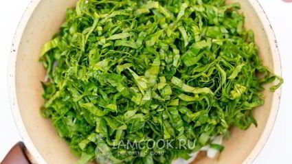 яйца, запеченные с луком и шпинатом