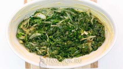 яйца, запеченные с луком и шпинатом