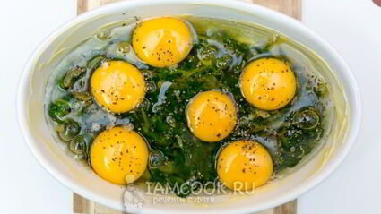 яйца, запеченные с луком и шпинатом