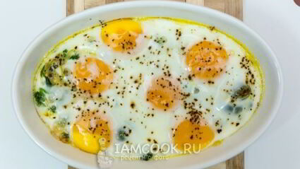 яйца, запеченные с луком и шпинатом