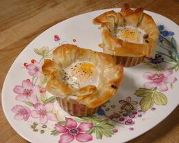 Яйца, запеченные с шампиньонами и луком в тесте фило